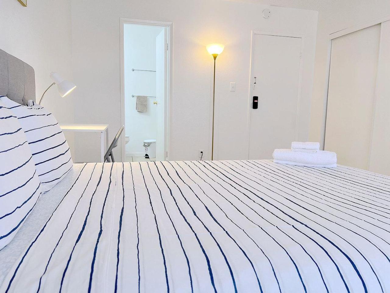 Super 1 Bedroom With Private Bathroom, Shared Kitchen Room -3 Las Vegas Extérieur photo